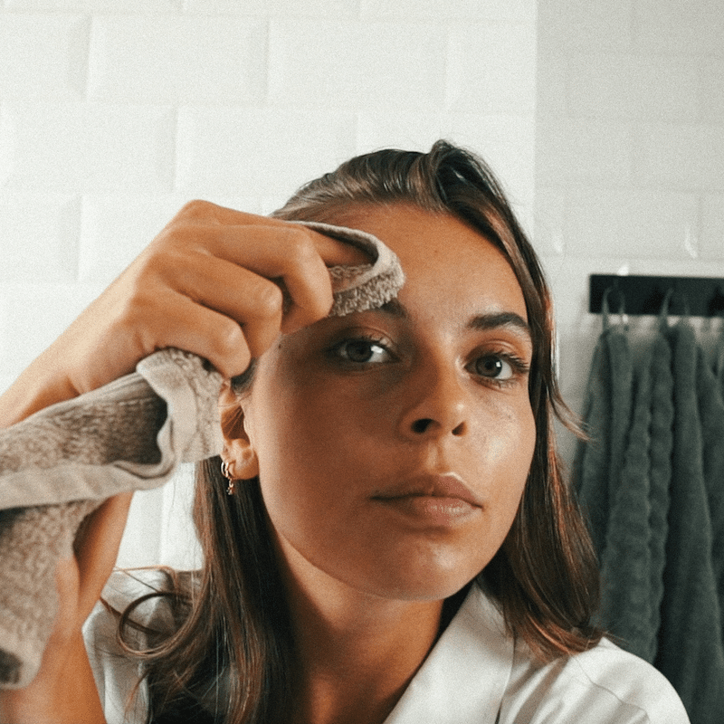 image representing the 3 don'ts when applying self tan.